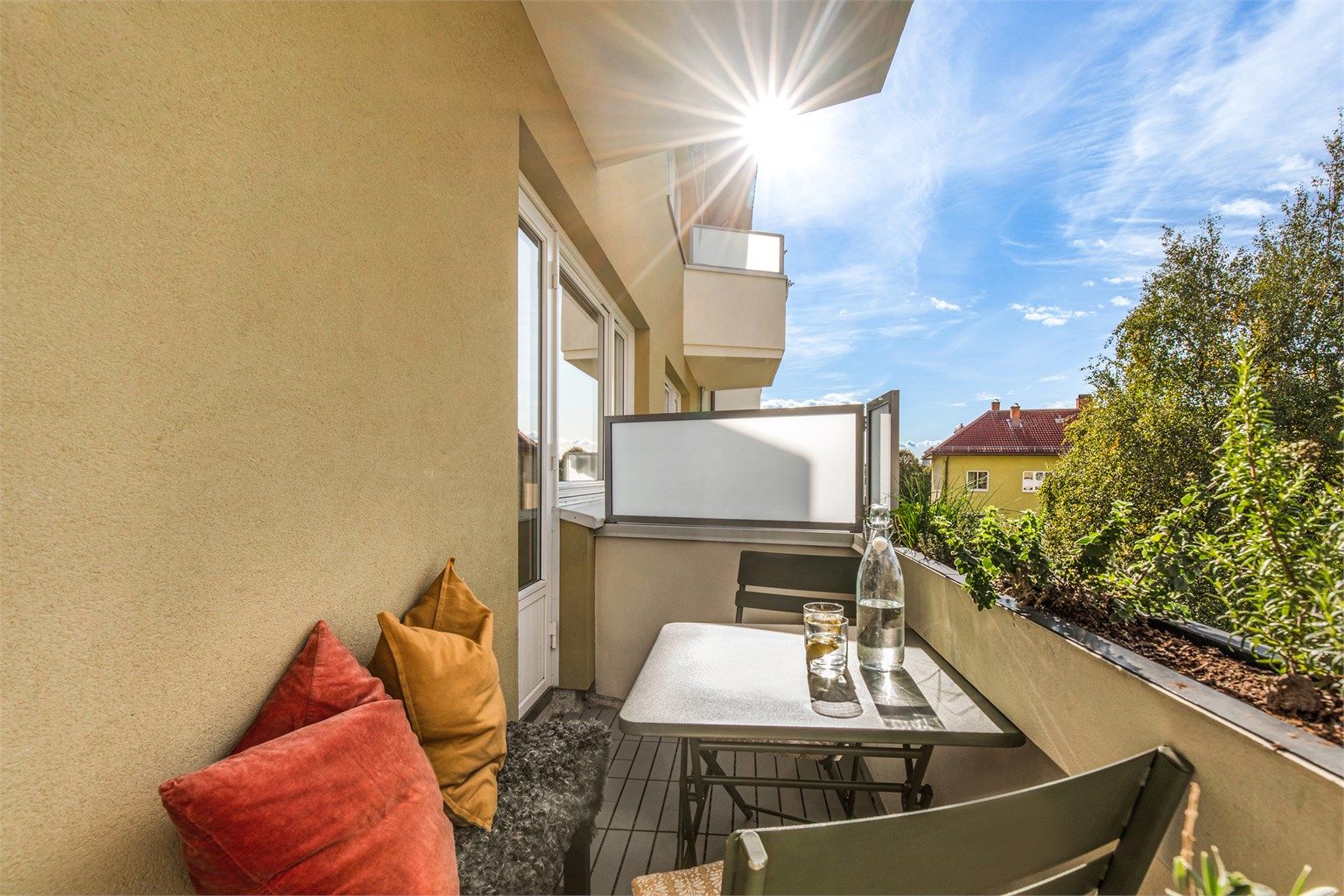 Gode solforhold og lite innsyn på balkongen. 