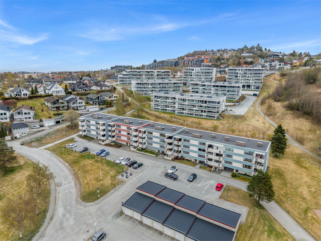 Området er preget av lite gjennomgangstrafikk og har kort avstand til både skoler og barnehager. Åsvang skole ligger ca. 1 km unna med trygg skolevei, og nærmeste barnehage ligger kun ca. 600 meter fra boligen.