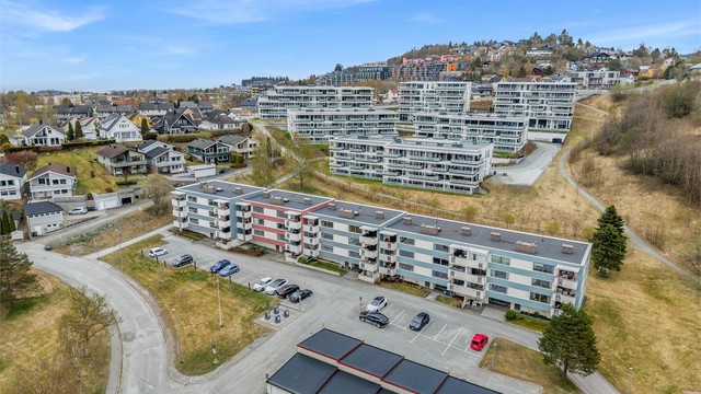 Området er preget av lite gjennomgangstrafikk og har kort avstand til både skoler og barnehager. Åsvang skole ligger ca. 1 km unna med trygg skolevei, og nærmeste barnehage ligger kun ca. 600 meter fra boligen.
