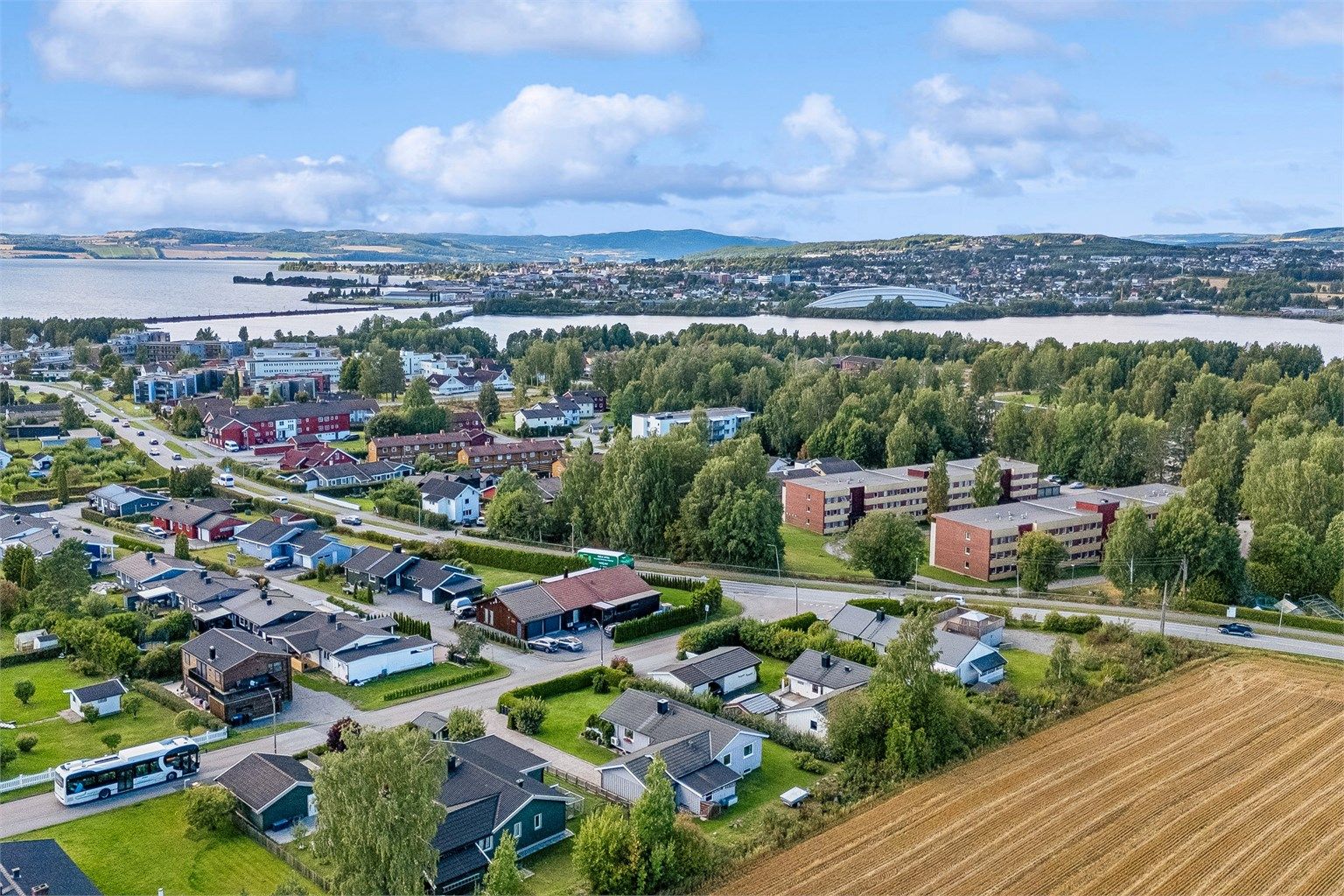 Eiendommen ligger med sentral plassering i Bekkelaget. Ca. 3 km fra Hamar sentrum og ca. 9 km til Stange sentrum.  