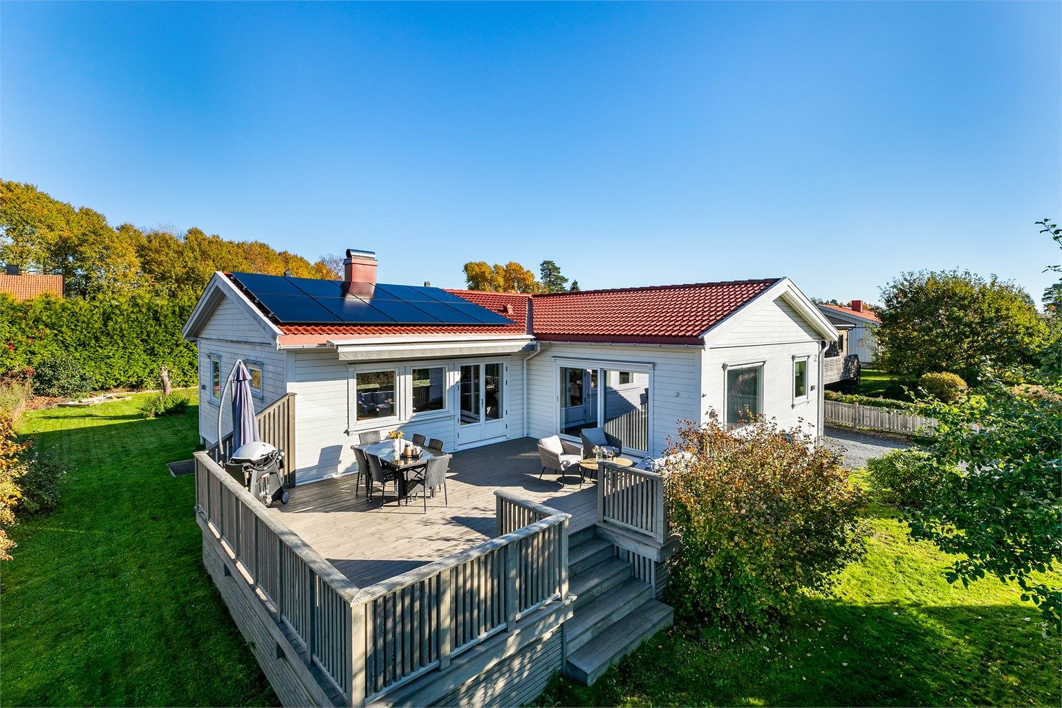 Eneboligen er i senere år tilbygget og modernisert i flere omganger. Etter innredning og bruksendring av underetasjen er boligen meget innholdsrik.