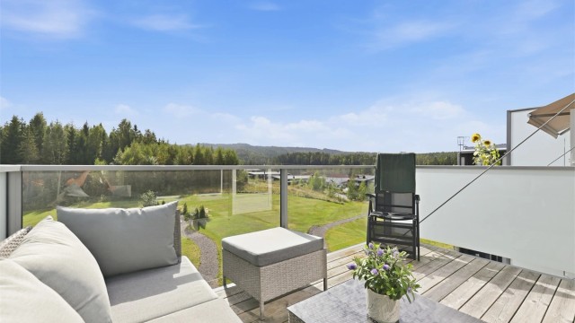 Fra balkongen er det nydelig utsikt mot marka og nærliggende boligfelt. Området syd for blokken er regulert til friområde og blir ikke bebygget