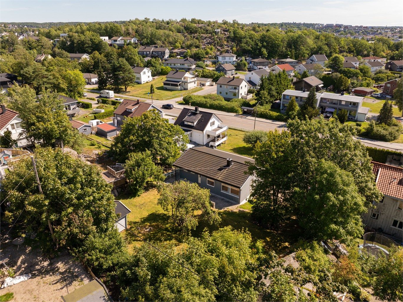 Storveien 48A er en koselig og innholdsrik enebolig over to plan med gode sol- og utsynsforhold, skjermet hage og idyllisk uteplass.