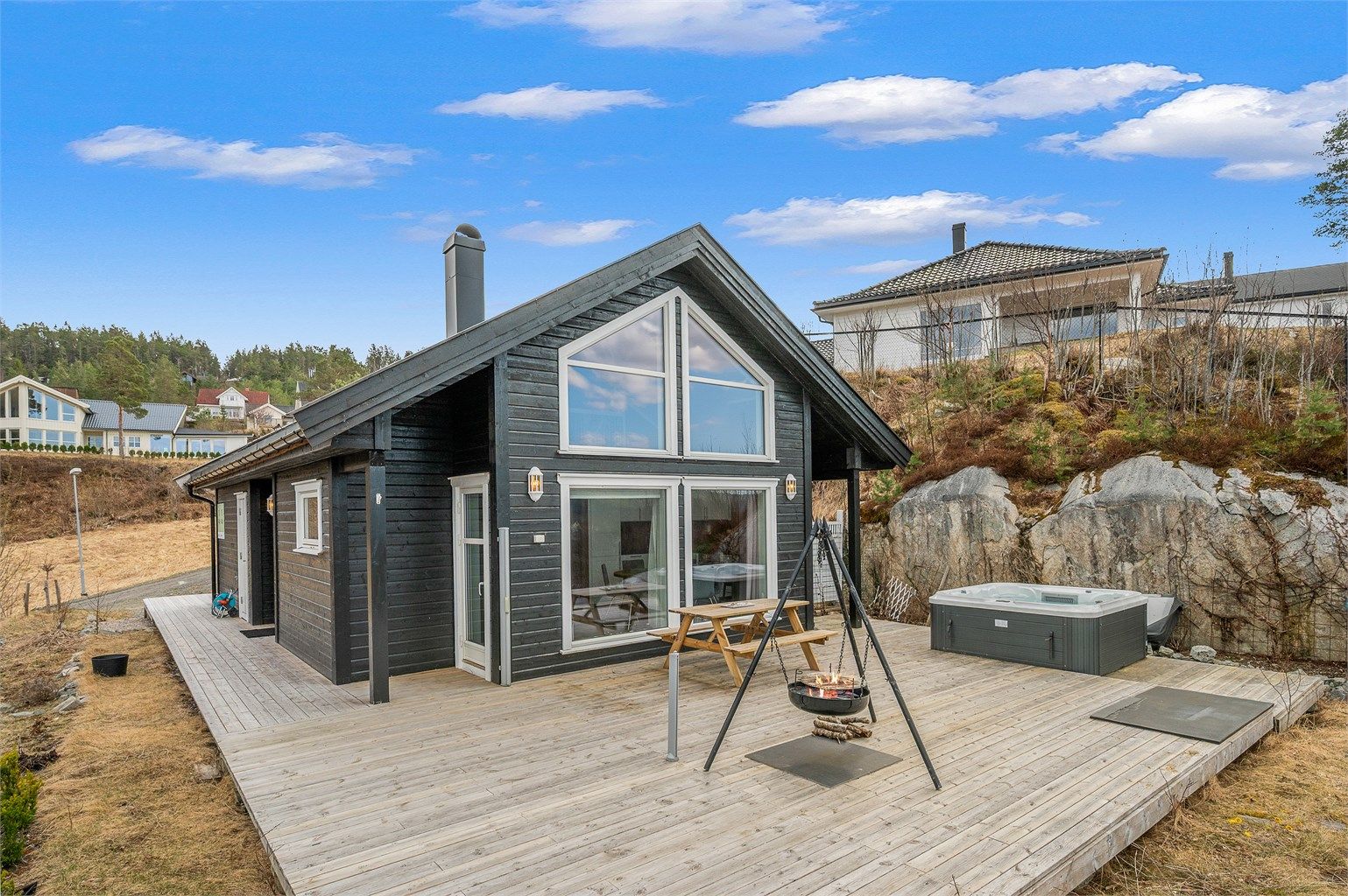 Eiendommen fremstår innbydende med gode uteplasser og naturlig tilpasning til terrenget.