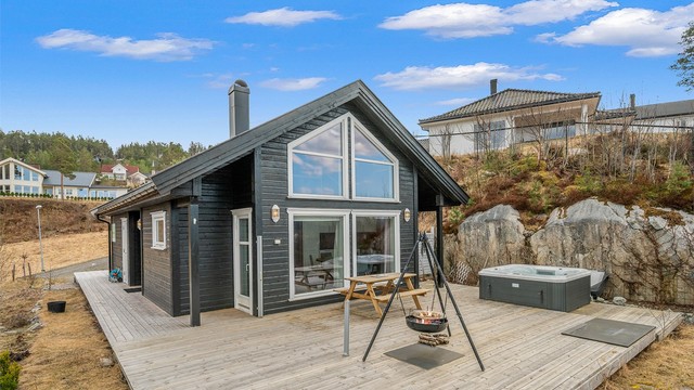 Eiendommen fremstår innbydende med gode uteplasser og naturlig tilpasning til terrenget.