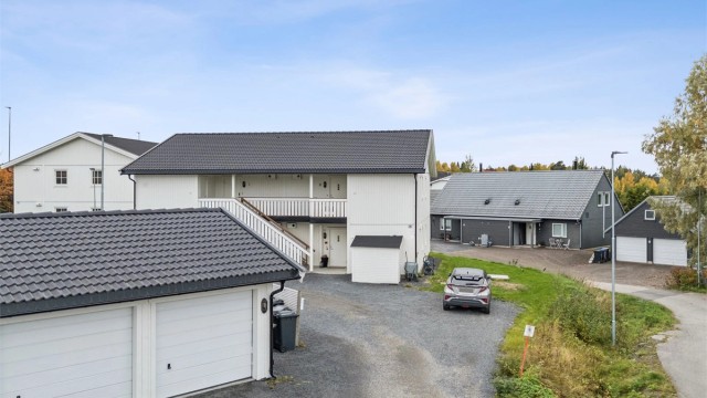 Boligen disponerer også garasjeplass i felles garasjerekke, med mulighet for montering av el-billader.