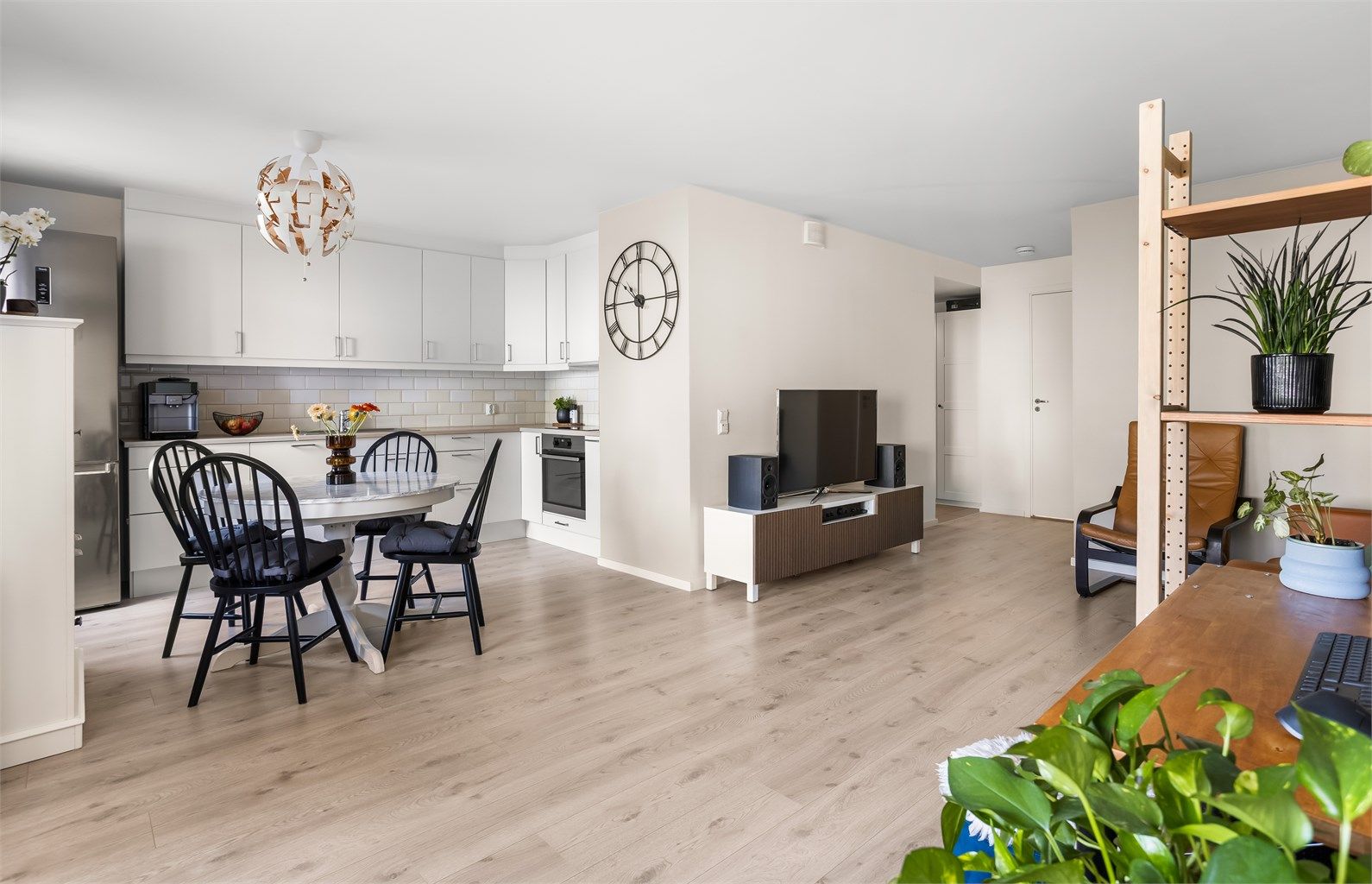 Leiligheten har gjennomgående god standard med fin planløsning. 