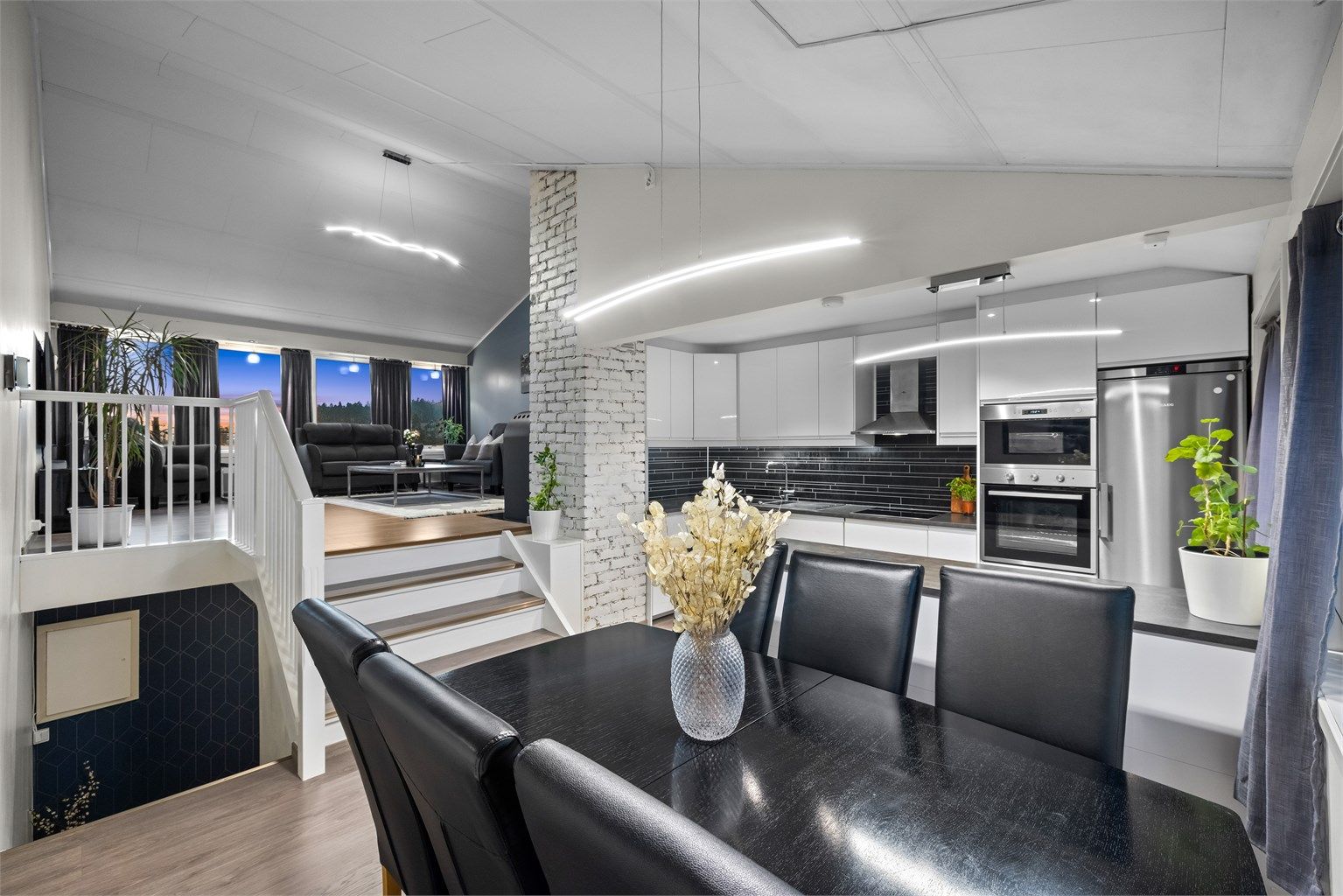 Boligen går over flere halvetasjer, som gir en arealeffektiv løsning med adskilte soner for familien.