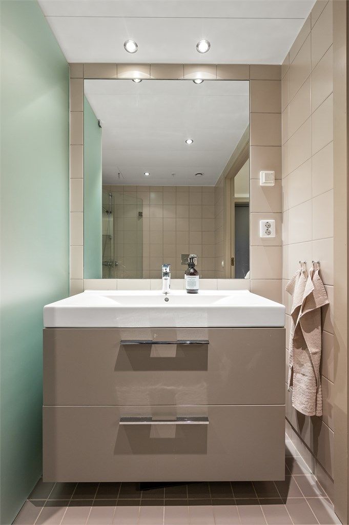 Servant med skuffeinnredning og innfelt speil med belysning. 