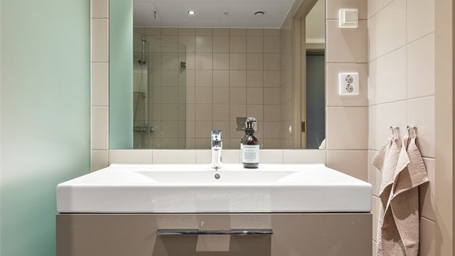 Servant med skuffeinnredning og innfelt speil med belysning.