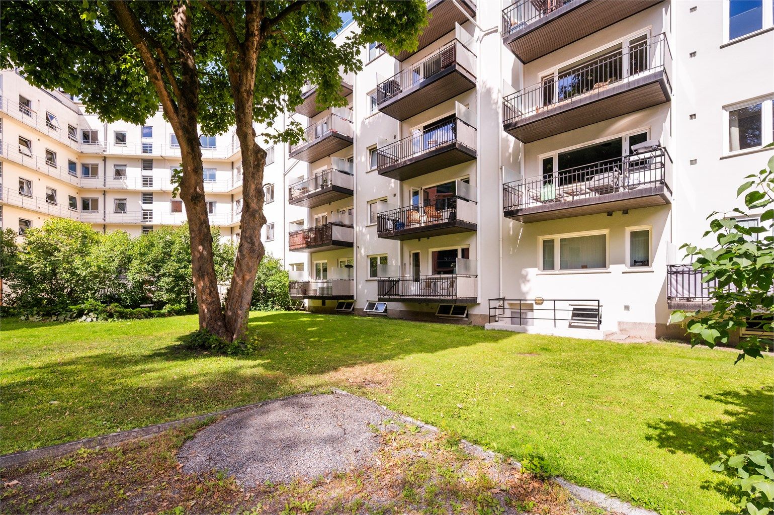 Hyggelig og fredelig nabolag med klassiske bygårder, grønne lommer og kort gangavstand til både St. Hanshaugen, Grünerløkka, Majorstuen og sentrum. 