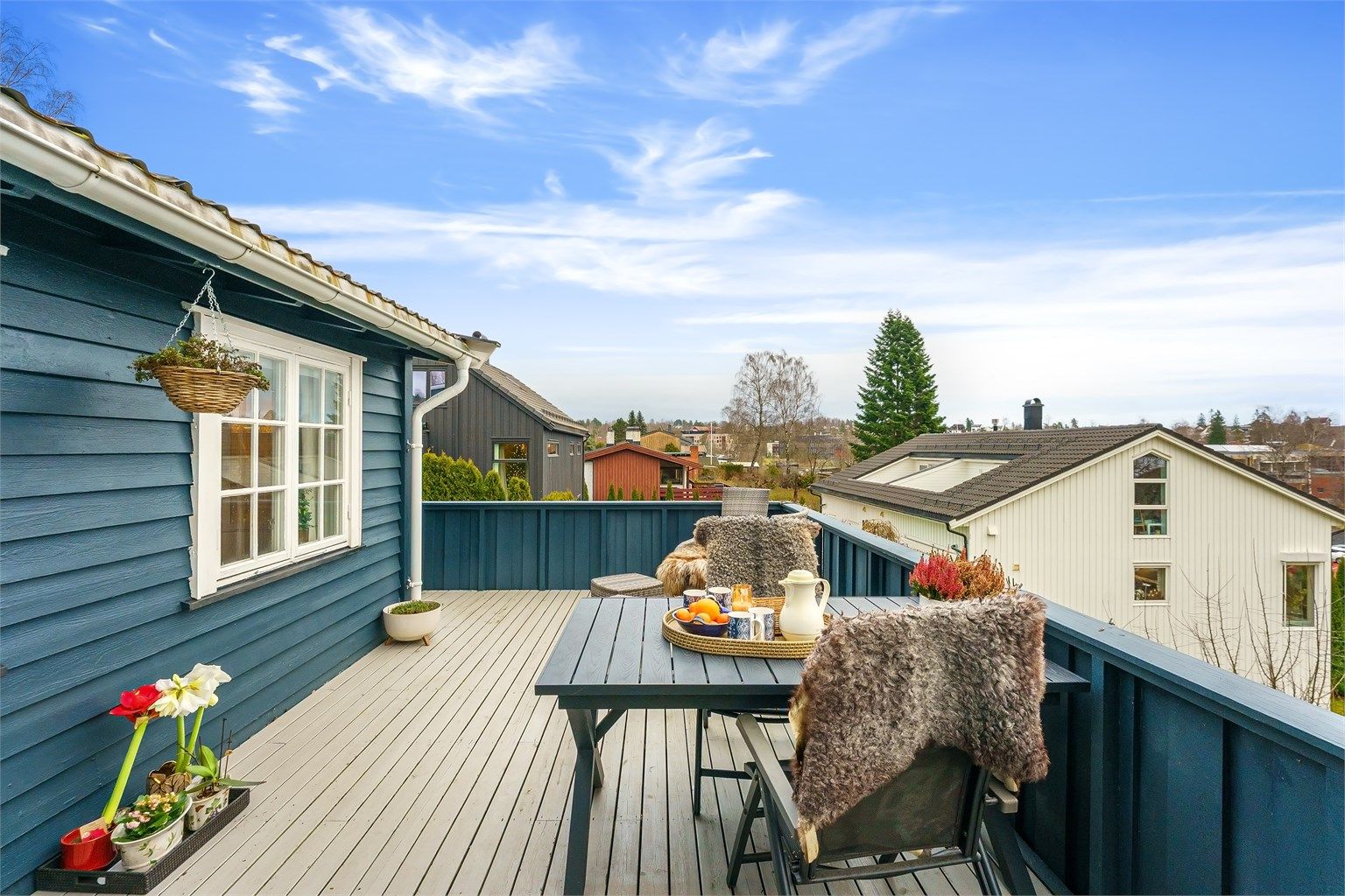 Terrassen har gode lysforhold og utsyn over nærområdet.