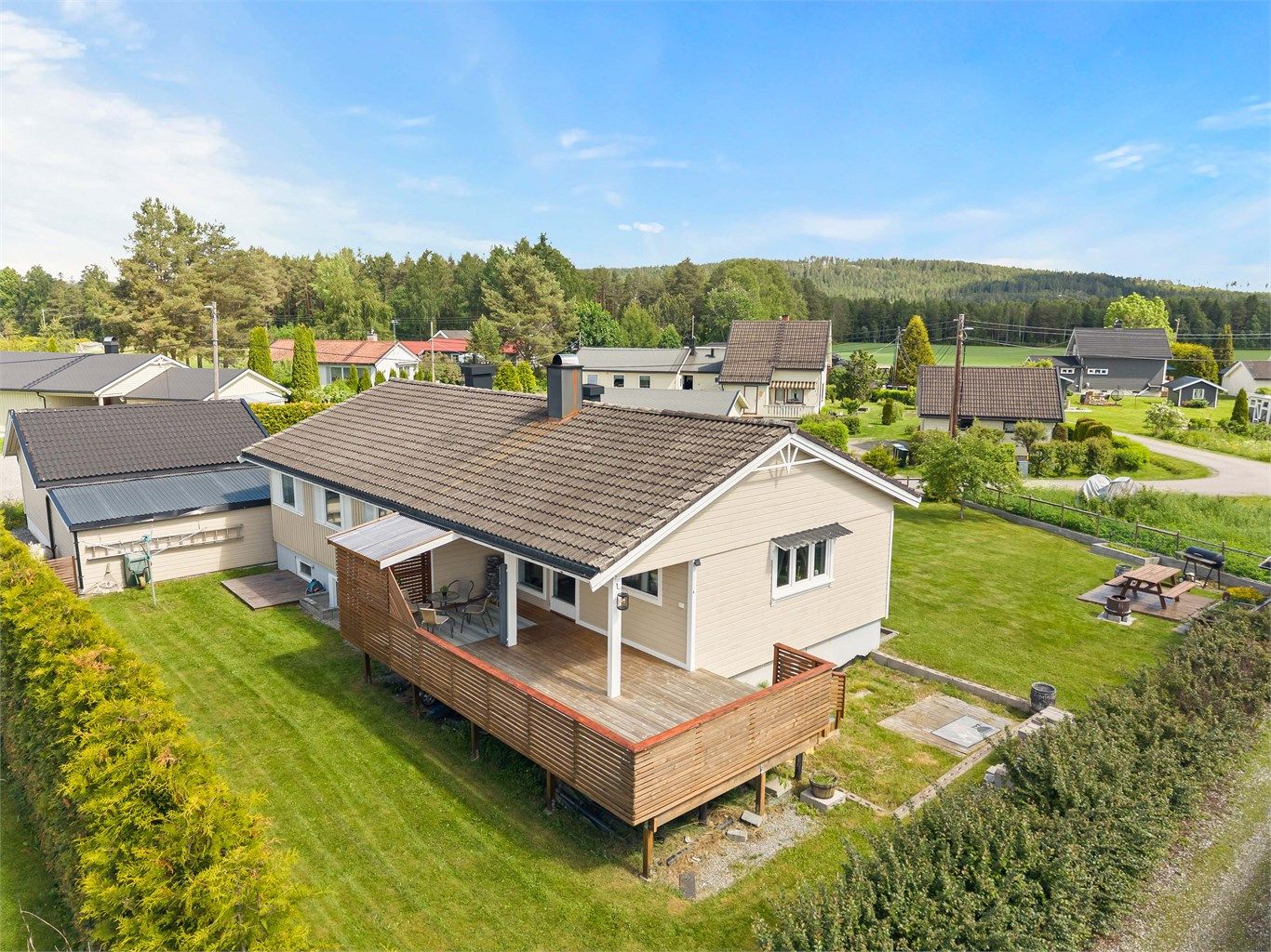 Eiendommen har en stor, inngjerdet tomt og en ny, romslig terrasse på 34 m² med utgang fra stuen.
Foto: Anders Botnmark