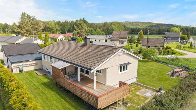 Eiendommen har en stor, inngjerdet tomt og en ny, romslig terrasse på 34 m² med utgang fra stuen.
Foto: Anders Botnmark