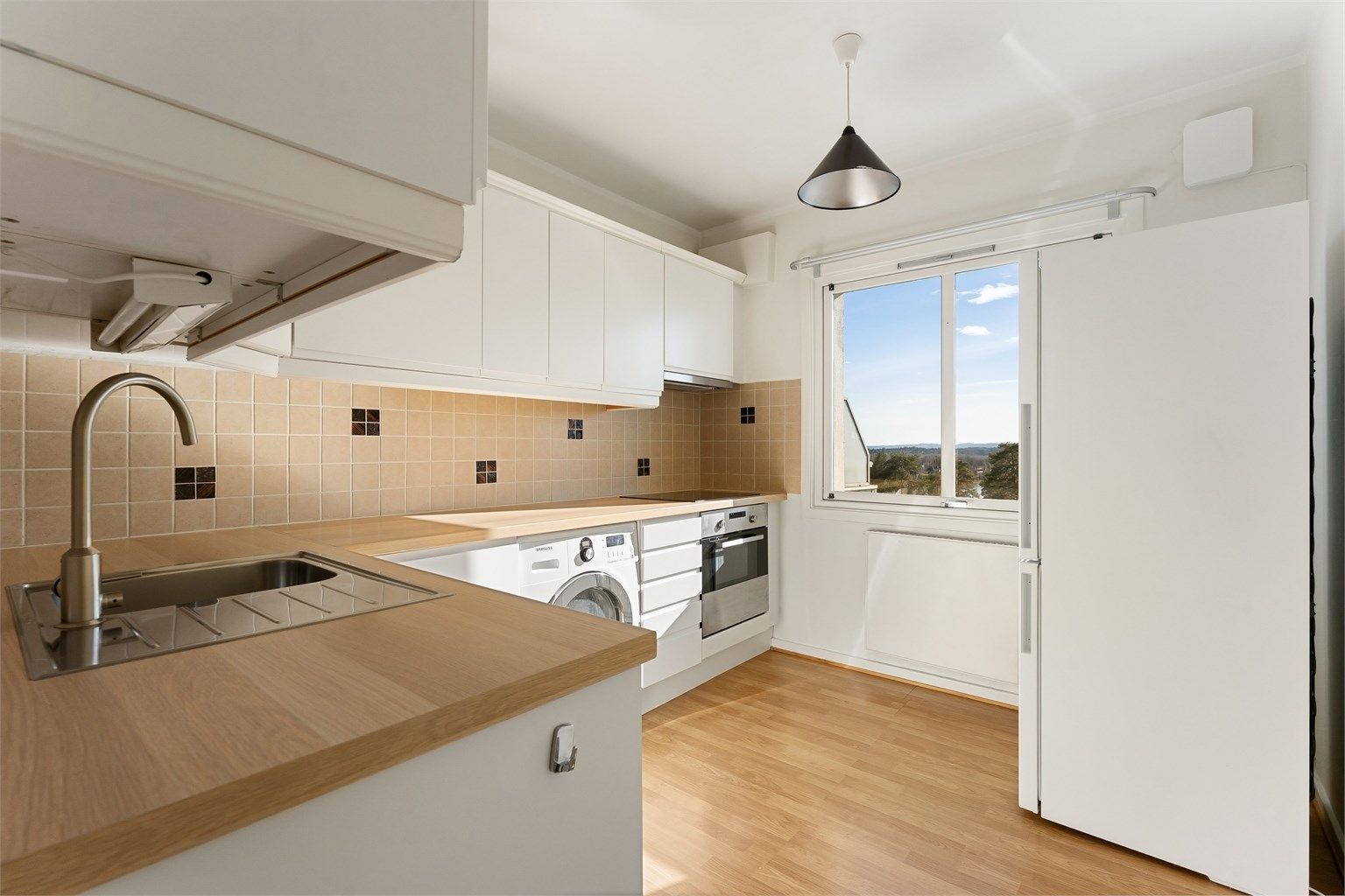 Praktisk kjøkken med integrert stekeovn og platetopp. Alle hvitevarer medfølger.