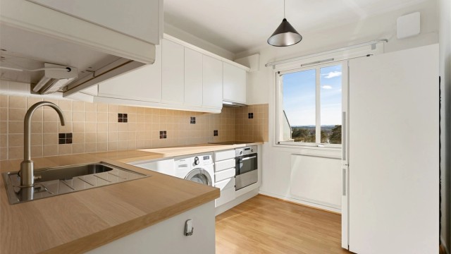 Praktisk kjøkken med integrert stekeovn og platetopp. Alle hvitevarer medfølger.