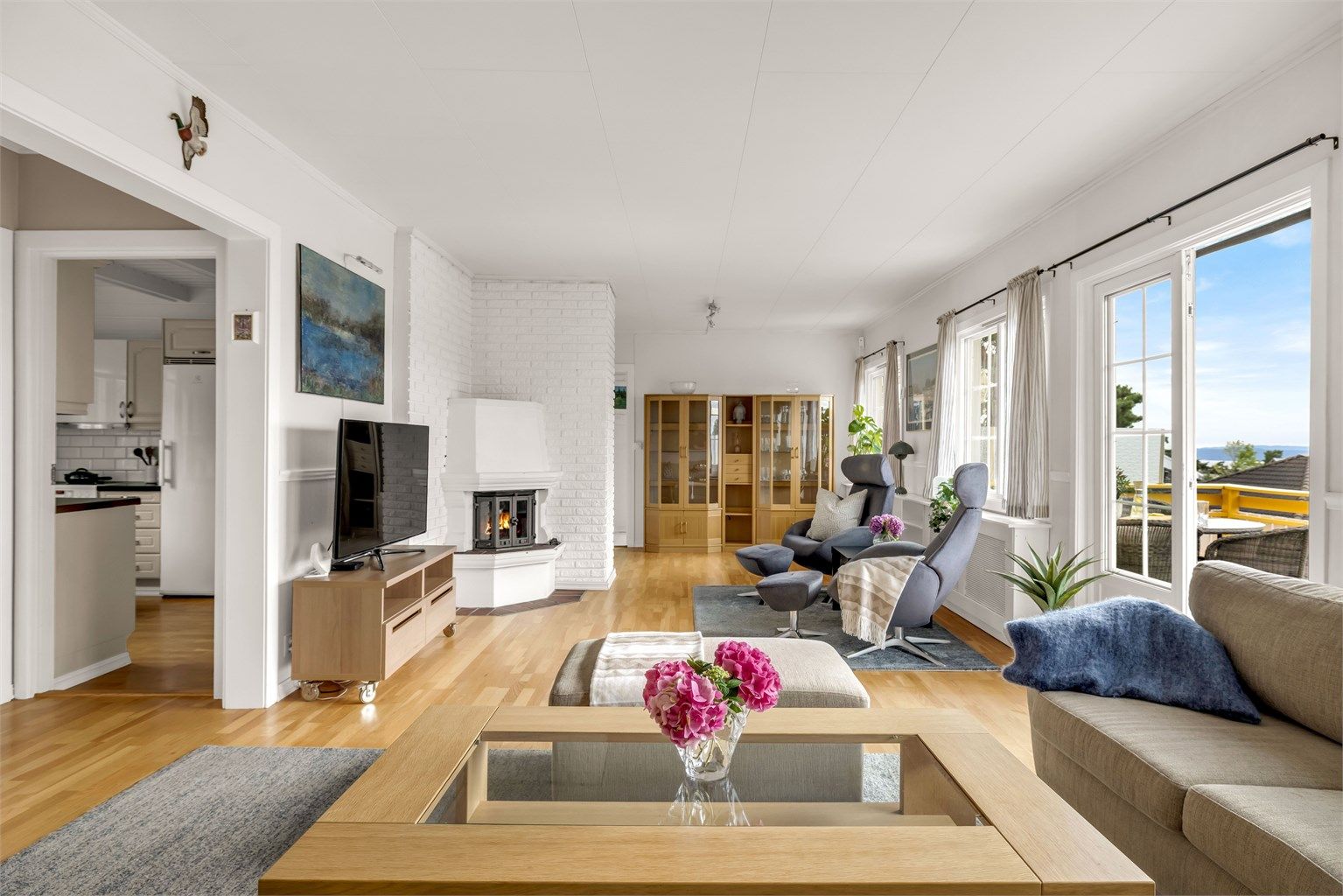 Store vindusflater som slipper inn rikelig med naturlig lys til stuen. 