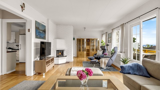 Store vindusflater som slipper inn rikelig med naturlig lys til stuen.