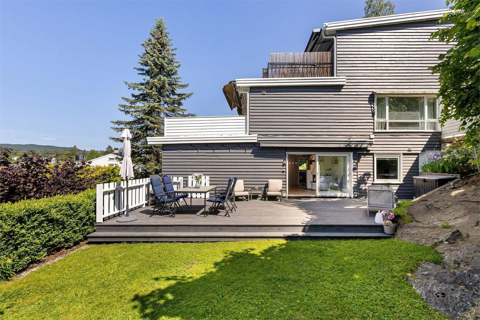 Terrasse på ca. 40 kvm og en nydelig, skjermet hage med utsyn mot Kolsåstoppen