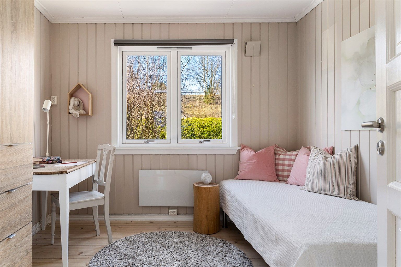 Soverom 2 passer godt som barnerom, med plass til garderobeskap, seng og skrivepult.