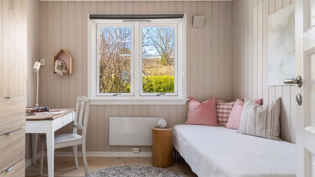 Soverom 2 passer godt som barnerom, med plass til garderobeskap, seng og skrivepult.