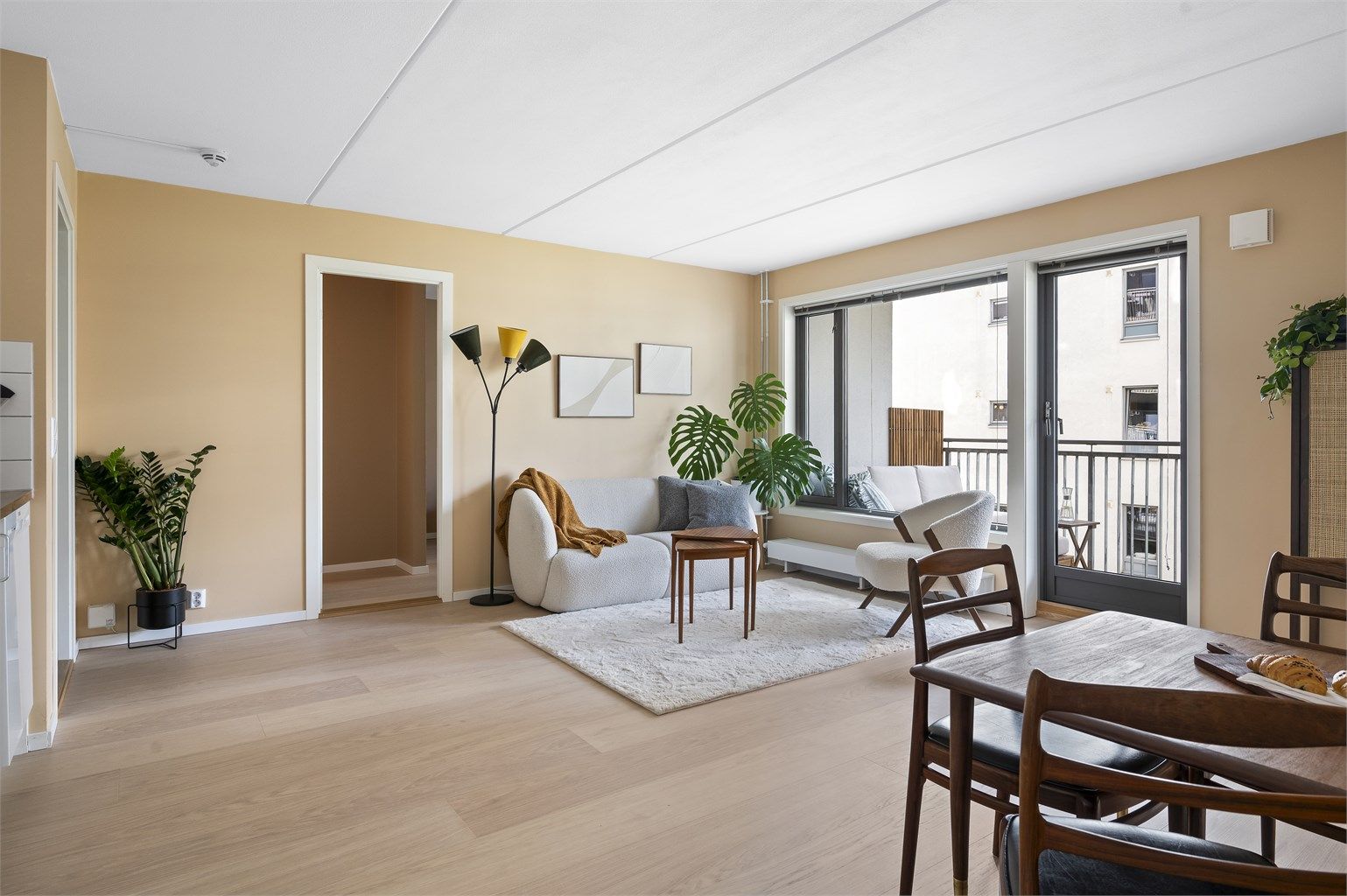 Her er det god plass til både sofagruppe, salongbord, tv-seksjon og spisebord. Et sosialt og hyggelig rom med plass til å invitere venner og familie til hyggelige sammenkomster.