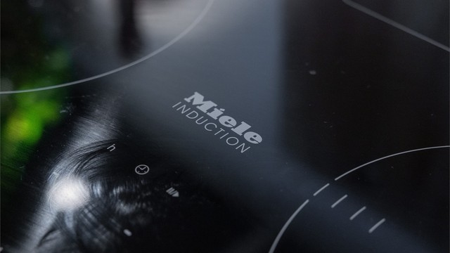 Induksjonstopp fra Miele og oppvaskkum er nedfelt i benkeplaten. Benkeplaten i corian gjør den svært bestandig og gjør den daglige rengjøringen svært enkel