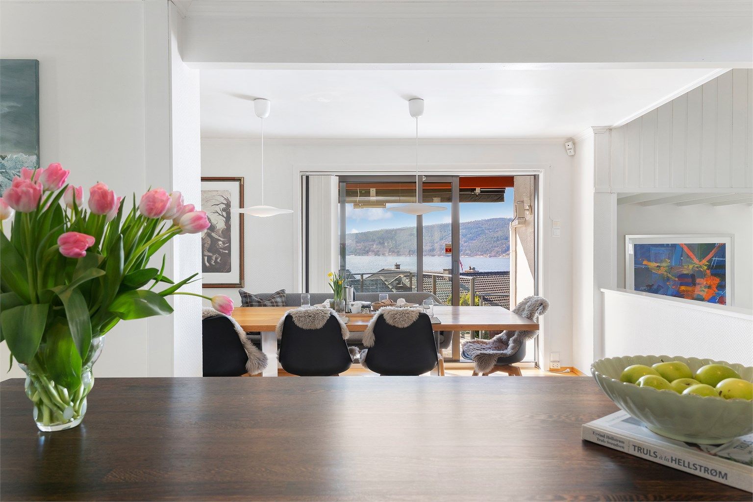 Fra kjøkkenet har man full oversikt mot spisestuen og videre ut mot terrassen.