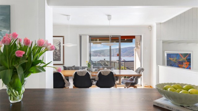 Fra kjøkkenet har man full oversikt mot spisestuen og videre ut mot terrassen.