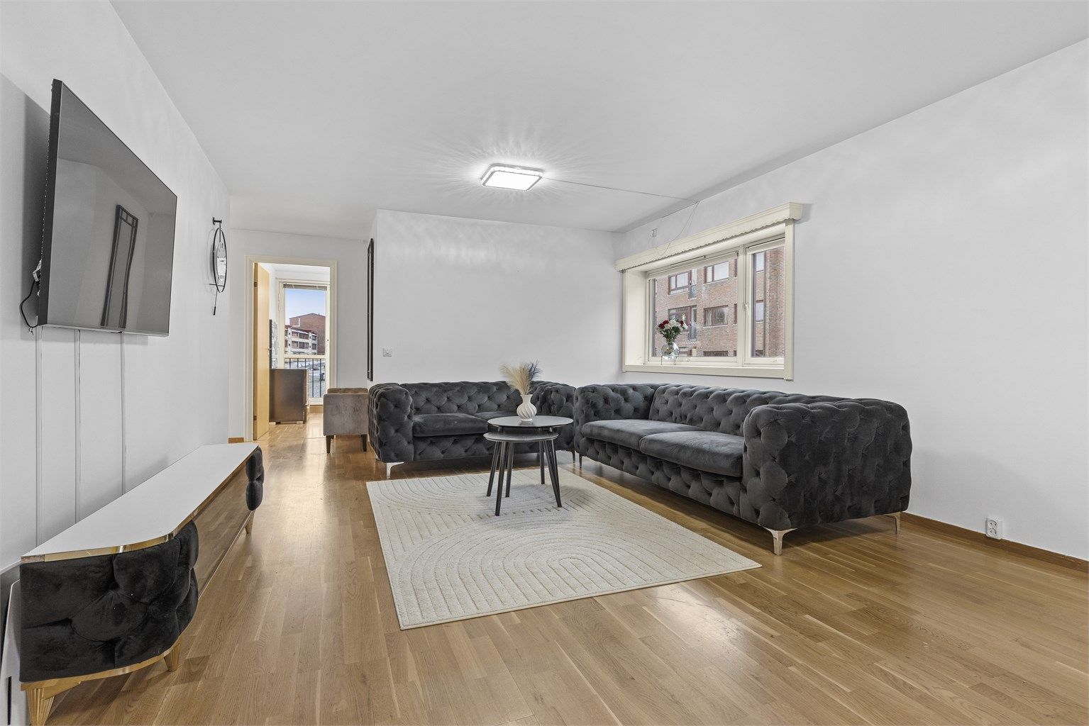 Stuen er av god størrelse med plass til sofa, salongbord og TV-seksjon