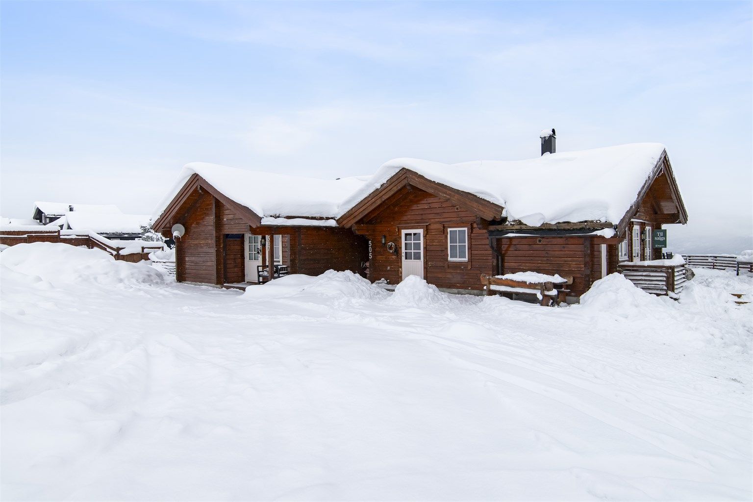 Stor gårdsplass med gode parkeringsmuligheter