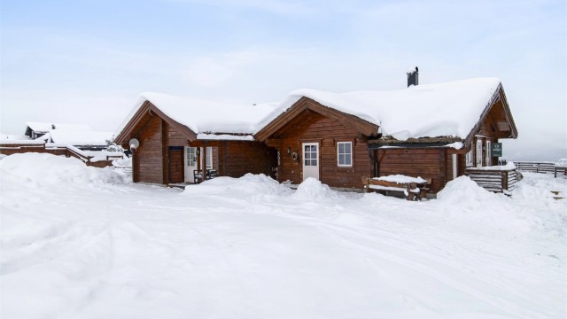 Stor gårdsplass med gode parkeringsmuligheter