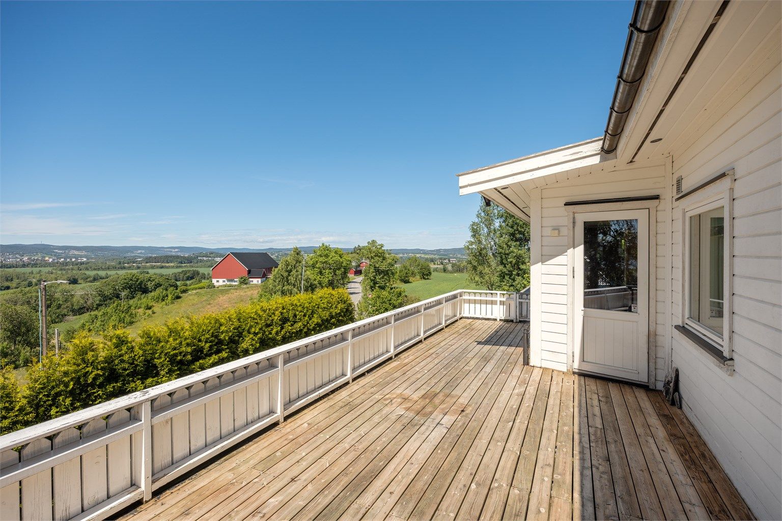 Fra den store balkongen på ca. 56 m² kan du nyte utsikten og gode solforhold.
Foto: Svein Michaelsen