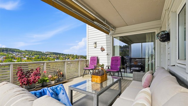 Terrassen er en yndet plass på solrike dager, blir solen for sterk kan den brede markisen benyttes, denne har også ekstra festepunkter hvis det blåser