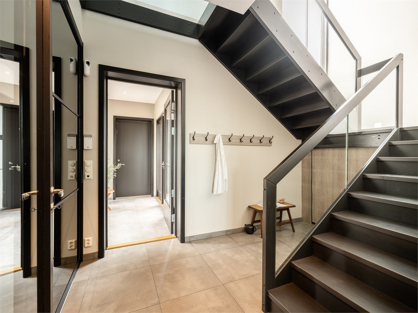 Hallen er innredet med skyvedørsgarderobe. Oppbevaringsmuligheter er det også under trappen  