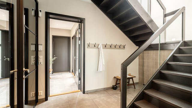 Hallen er innredet med skyvedørsgarderobe. Oppbevaringsmuligheter er det også under trappen