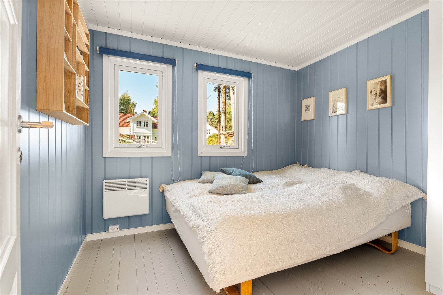 Hytta inneholder i dag tre soverom med sengeplass for åtte personer.
