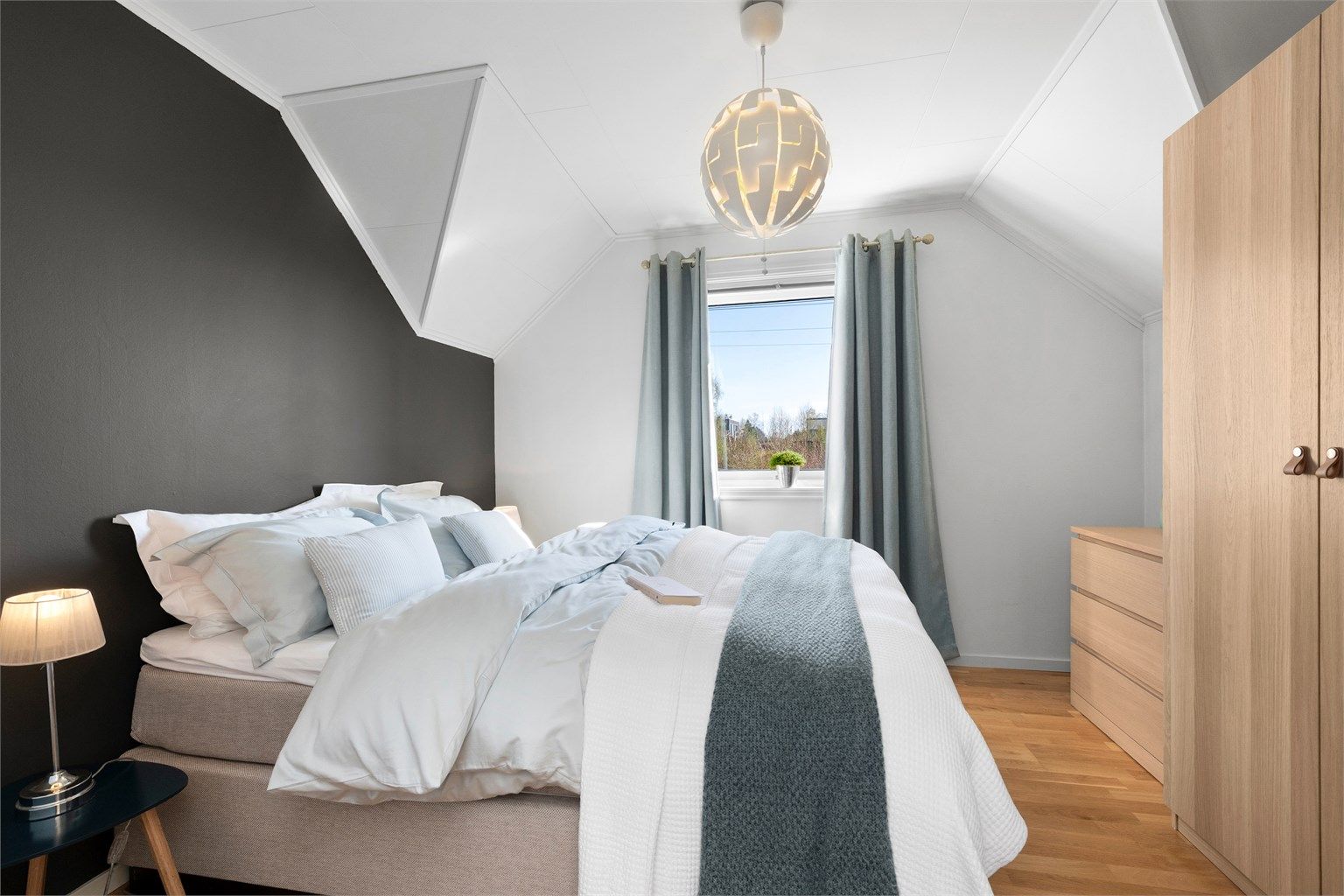 Det andre soverommet har også plass til dobbeltseng og oppbevaring