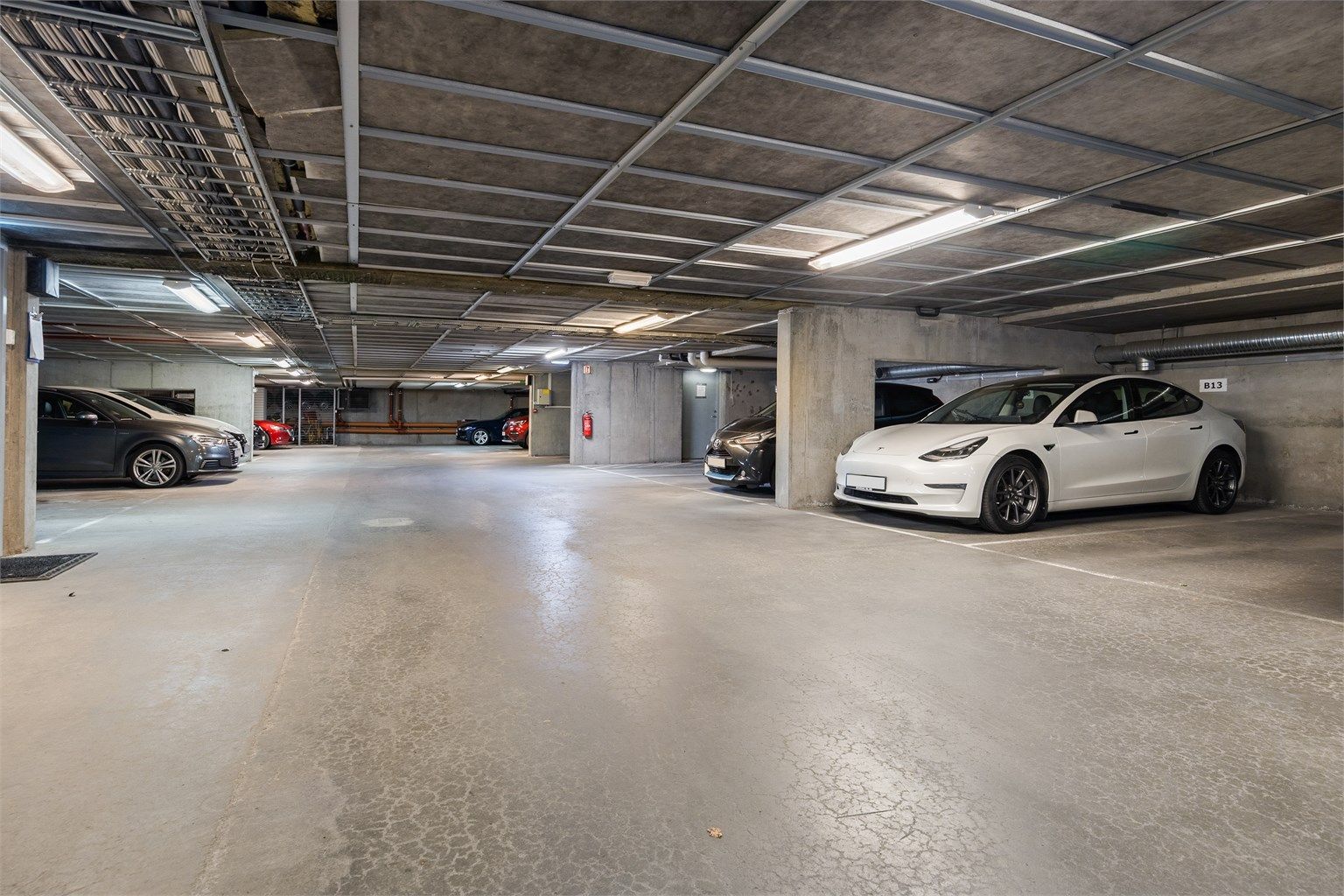 Det medfølger en parkeringsplass (merket B23) i felles garasjekjeller.