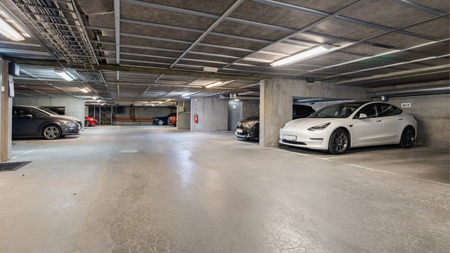 Det medfølger en parkeringsplass (merket B23) i felles garasjekjeller.