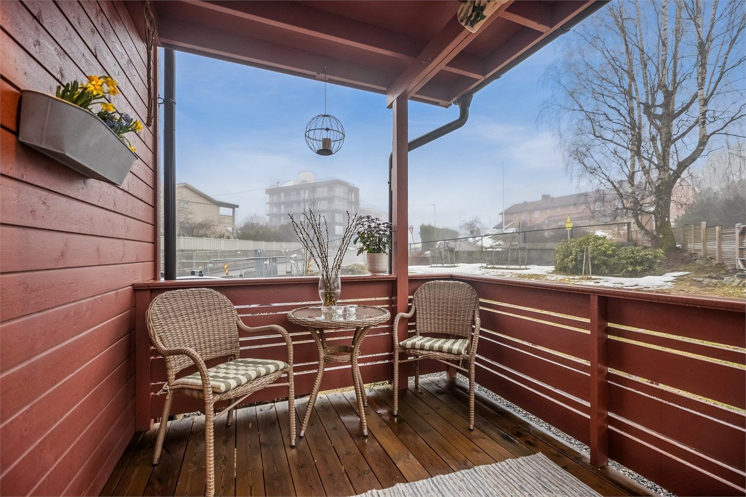 Det er utgang fra stuen til en overbygget balkong, samt videre derfra ned til terrasser og hage.