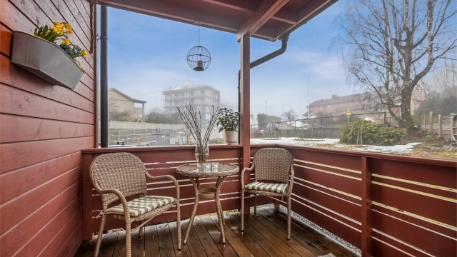 Det er utgang fra stuen til en overbygget balkong, samt videre derfra ned til terrasser og hage.