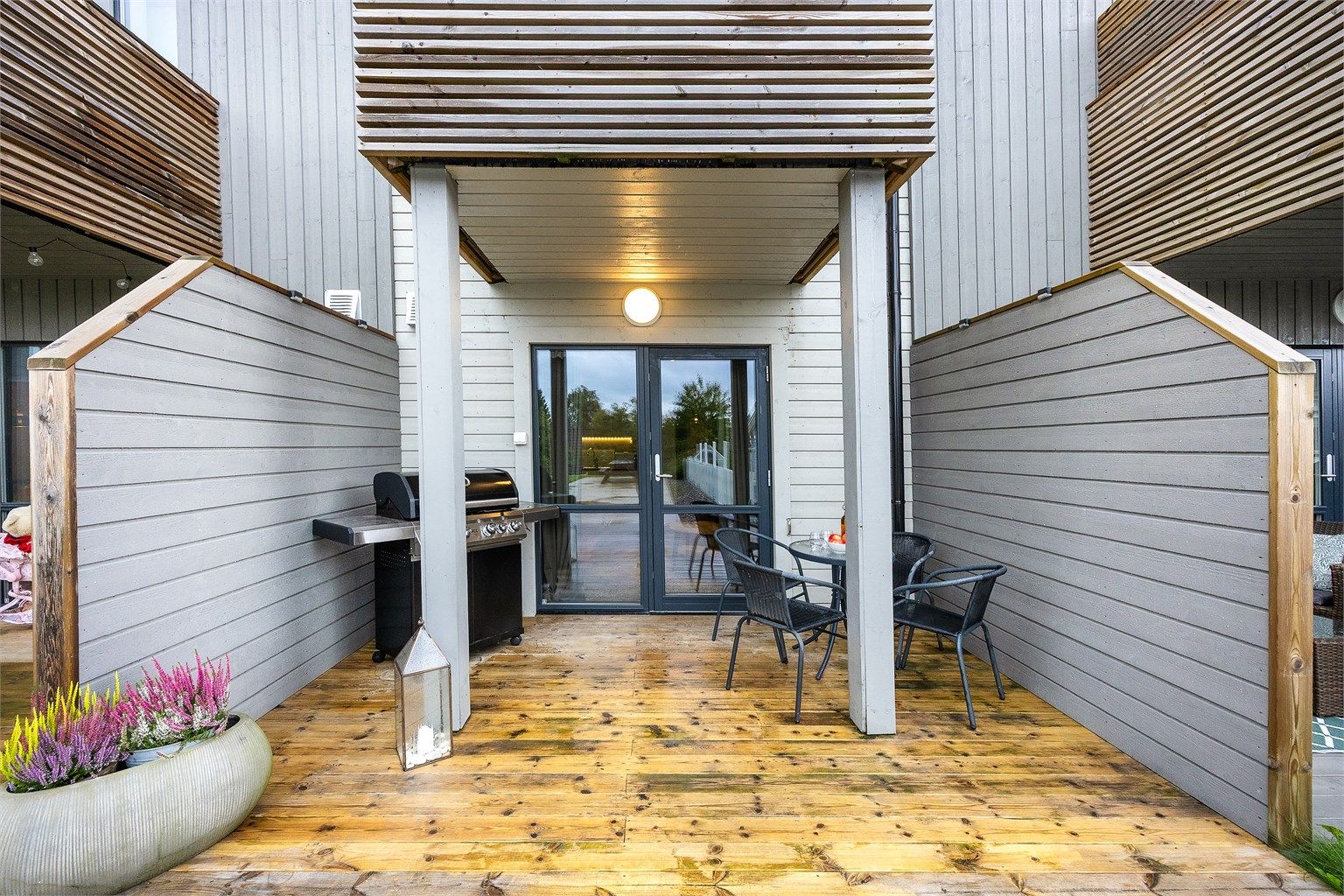 ca. 4kvm av terrassen er overbygd, noe som er praktisk på regnfylte dager