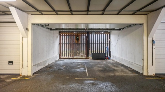 Med leiligheten følger bruksrett til én garasjeplass i felles garasjeanlegg. Sameiet har gjesteparkeringsplasser både ute og inne.