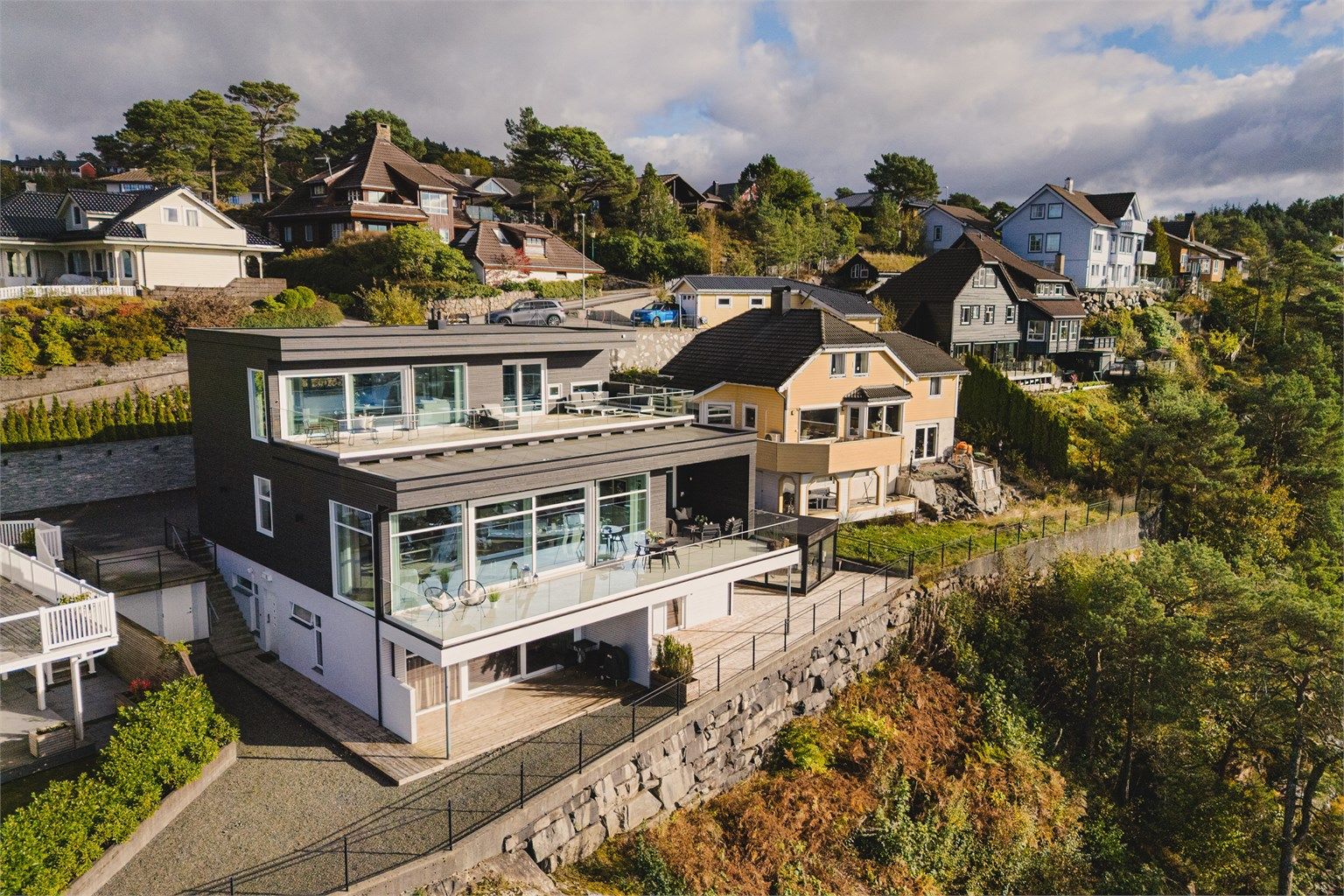 Den fleksible planløsningen gjør boligen godt egnet både som generasjonsbolig, for utleie eller for storfamilien.