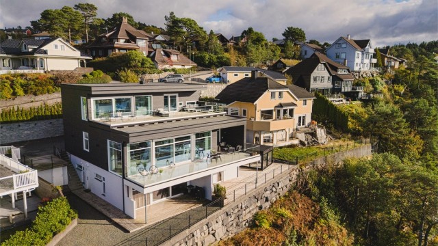 Den fleksible planløsningen gjør boligen godt egnet både som generasjonsbolig, for utleie eller for storfamilien.