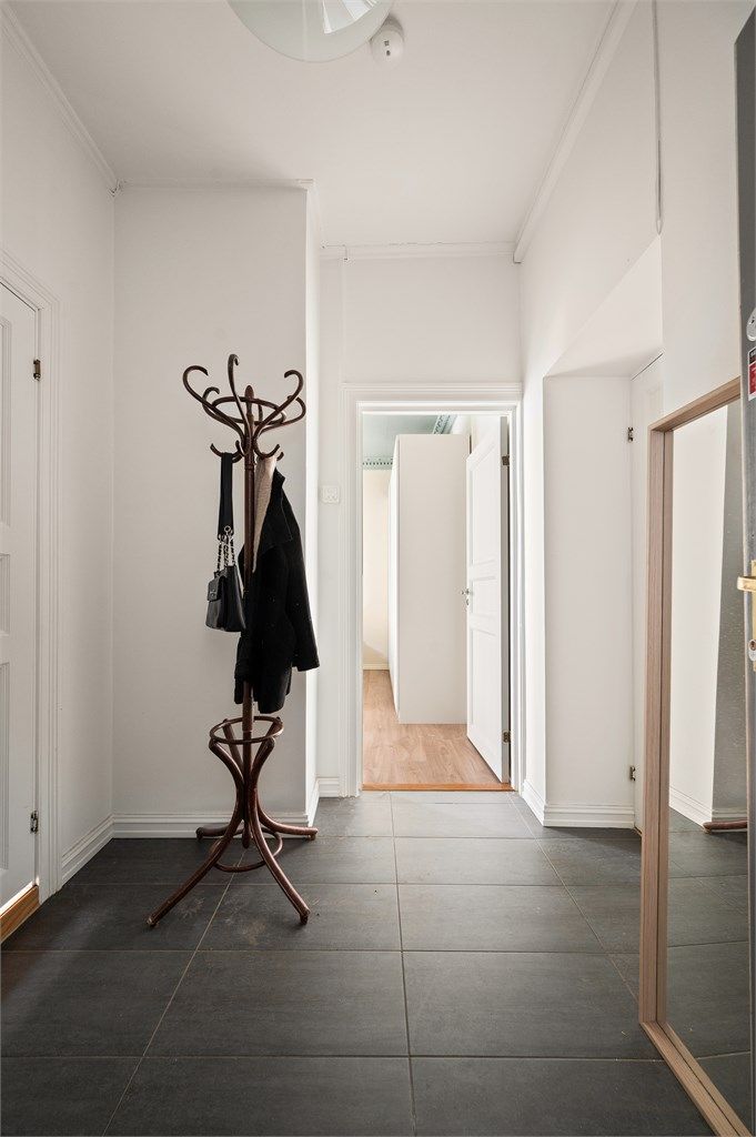 Entréen er romslig og innbydende med praktiske fliser på gulvet.