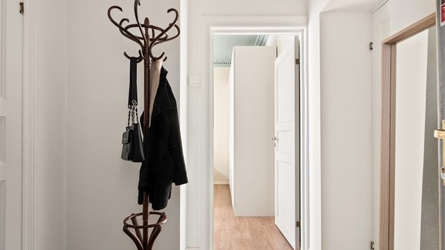 Entréen er romslig og innbydende med praktiske fliser på gulvet.