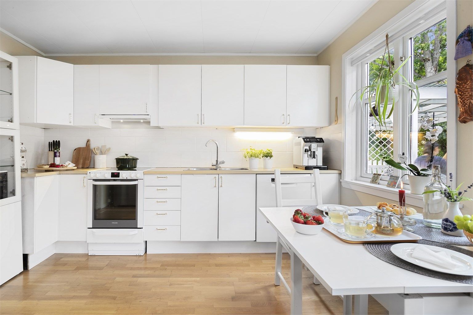 Kjøkkenet har godt med skap- og benkeplass. Komfyr med induksjonstopp medfølger.