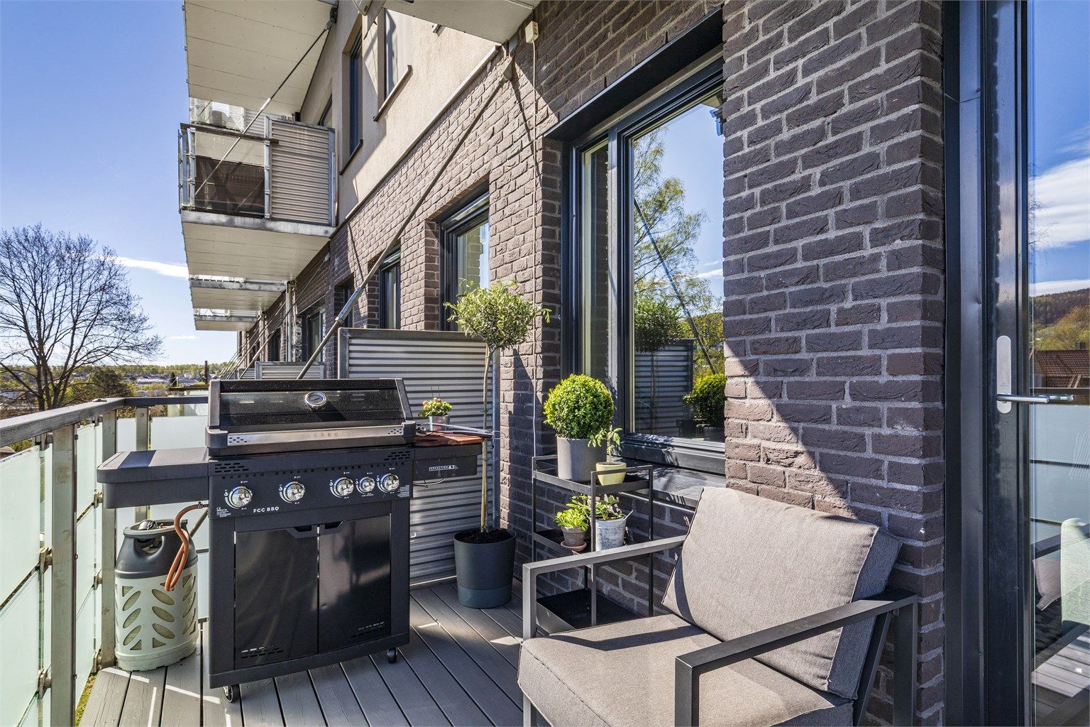 God plass til sittegruppe og grill på balkongen